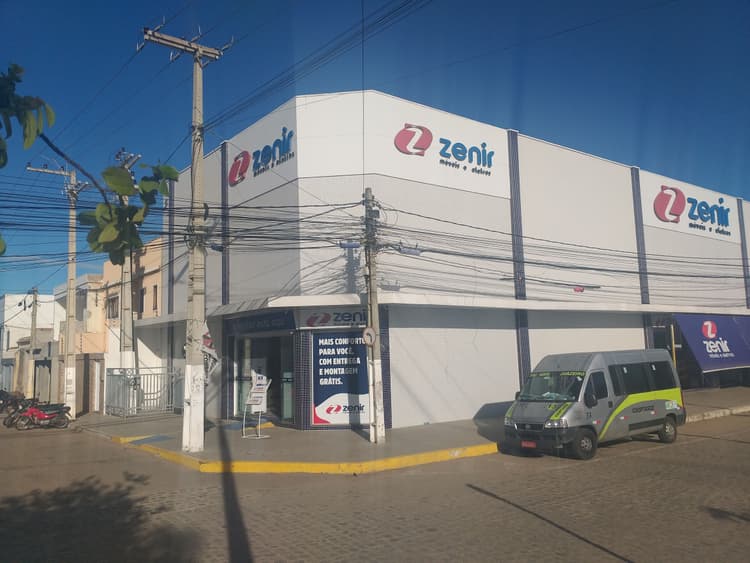 Ponto de embarque em frente à Zenir Móveis